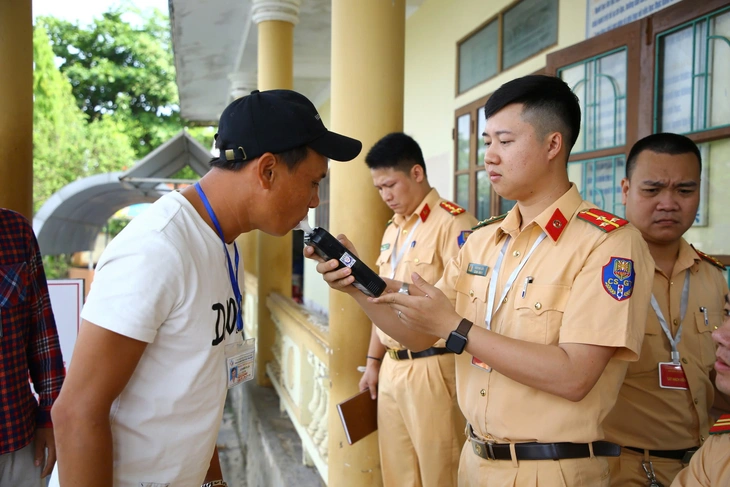 Công an đo nồng độ cồn học viên trước khi thi cấp bằng lái xe - Ảnh 1.