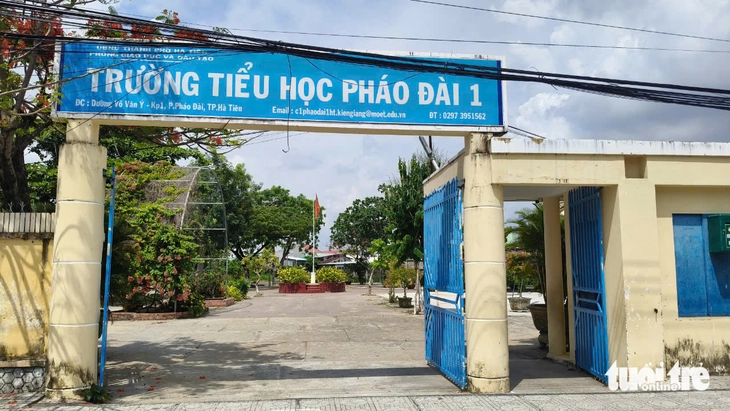 Tập thể trường tiểu học ‘kêu cứu’ vì bị buộc bồi thường, nhận lại bảo vệ cũ Tập thể trường tiểu học ‘kêu cứu’ vì bị buộc bồi thường, nhận lại bảo vệ cũ