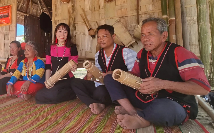 Du khách từ ngỡ ngàng đến mê mẫn ‘sống ảo’ ở vườn nho mẫu đơn trĩu quả ở Ninh Thuận - Ảnh 9.