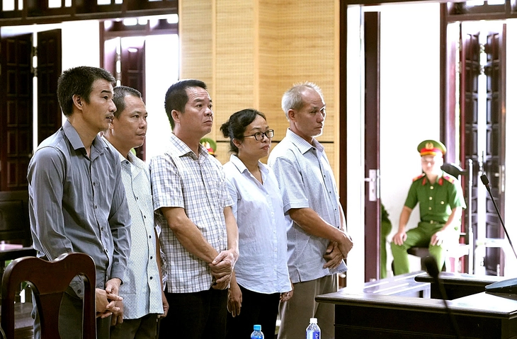 Không truy cứu nhóm buôn lậu xe Lexus, cựu trưởng Công an huyện Tân Biên lãnh 9 tháng tù - Ảnh 1.