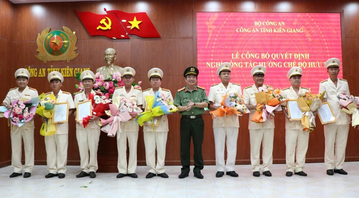 Công an Kiên Giang tổ chức lễ nghỉ hưu cho 73 lãnh đạo, chỉ huy - Ảnh 1.