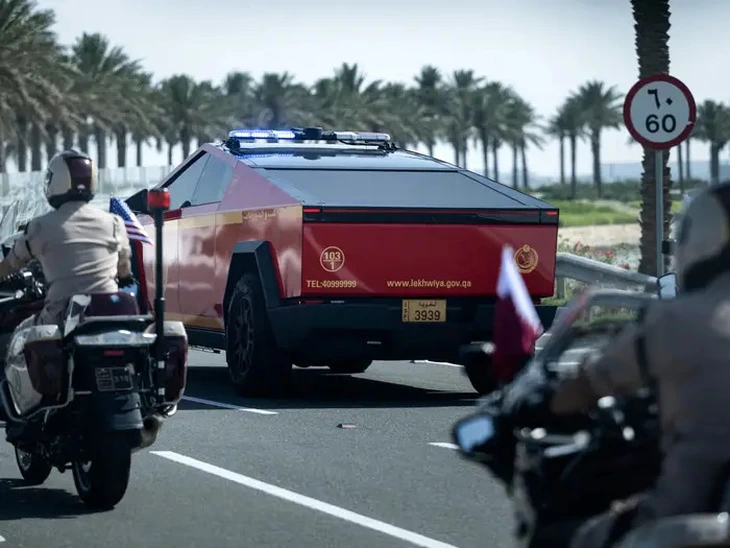 Cybertruck hộ tống Tổng thống Trump tại Qatar - Ảnh 1. Xe điện của hãng Tesla hộ tống ông Trump tại Qatar - Ảnh 1.