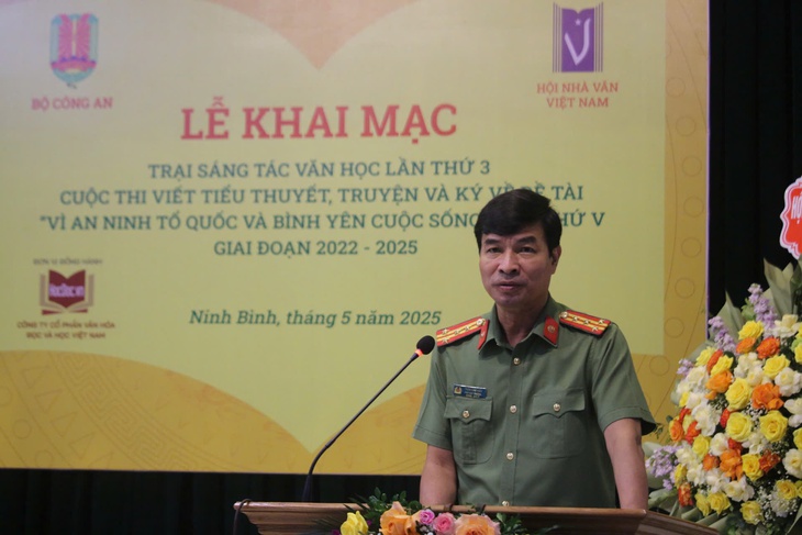 Viết tôn vinh người chiến sĩ công an nhân dân không phải là dát vàng lên họ - Ảnh 3. Làm cho cộng đồng thấu hiểu sự hy sinh của các chiến sĩ công an - Ảnh 2.