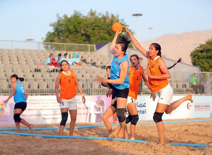 Đội tuyển bóng ném bãi biển nữ Việt Nam lập hattrick vô địch châu Á - Ảnh 3. bóng ném bãi biển - Ảnh 2.