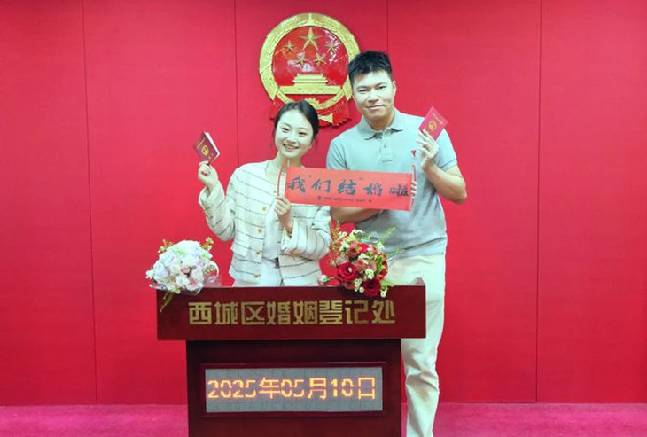 Bắc Kinh cho đăng ký kết hôn ở công viên, chùa... dân không còn phải về quê - Ảnh 1.
