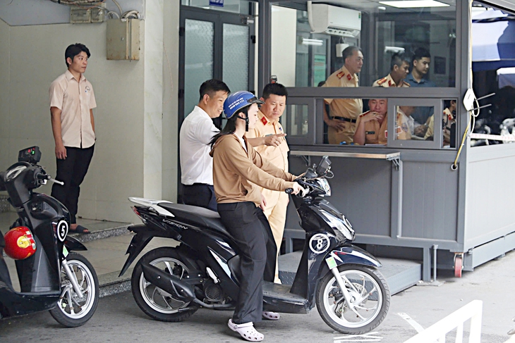CSGT sát hạch lái xe tại TP.HCM: Nhiều thuận lợi, nỗ lực giải quyết hơn 119.000 hồ sơ tồn đọng - Ảnh 2. CSGT sát hạch lái xe tại TP.HCM: Nhiều thuận lợi, nỗ lực giải quyết hơn 119.000 hồ sơ tồn đọng - Ảnh 2.