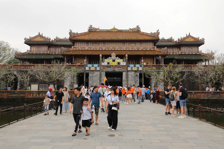 Không sáp nhập với tỉnh thành nào, Huế được và mất gì? - Ảnh 4.