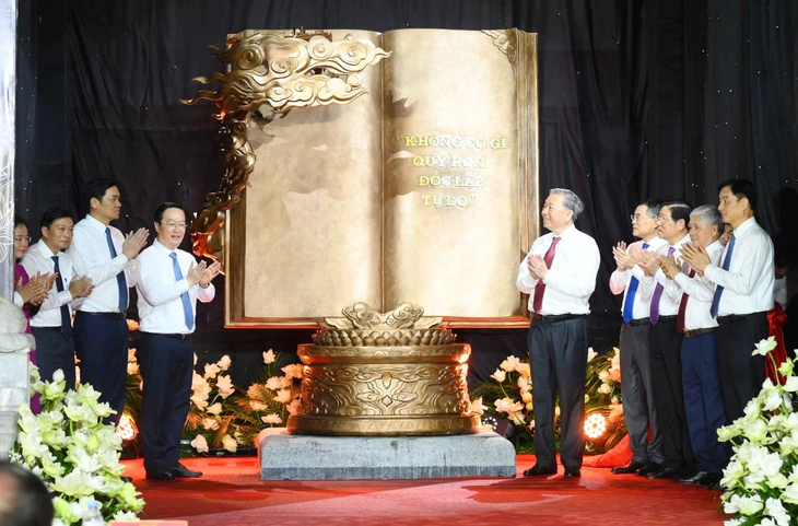 Tổng Bí thư Tô Lâm tặng tác phẩm ‘Việt Nam – những trang sử vàng’ cho Khu di tích Kim Liên Tổng Bí thư Tô Lâm tặng tác phẩm ‘Việt Nam – những trang sử vàng’ cho Khu di tích Kim Liên