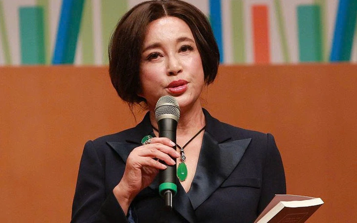 Lưu Hiểu Khánh hôn bạn diễn kém 30 tuổi gây tranh cãi - Ảnh 2.