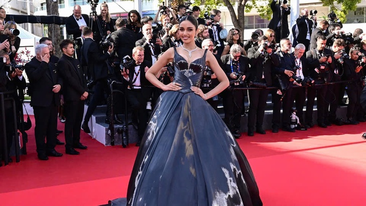 Irina Shayk - Ảnh 5. Cannes cấm váy cồng kềnh nhưng ngày thứ 3 thảm đỏ vẫn có nhiều sao 'phá lệ' - Ảnh 6.