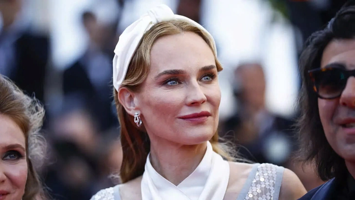 Cannes cấm váy cồng kềnh nhưng ngày thứ 3 thảm đỏ vẫn có nhiều sao 'phá lệ' - Ảnh 5. Cannes cấm váy cồng kềnh nhưng ngày thứ 3 thảm đỏ vẫn có nhiều sao 'phá lệ' - Ảnh 5.