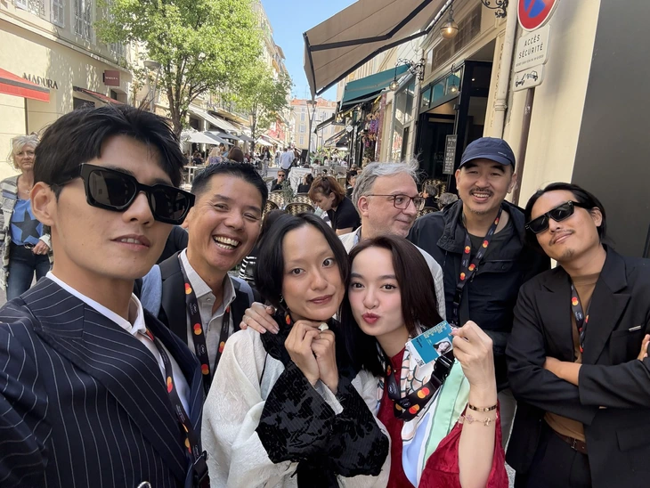 Đạo diễn Bùi Thạc Chuyên cùng dàn sao quảng bá điện ảnh Việt tại Cannes - Ảnh 1. Đạo diễn Bùi Thạc Chuyên cùng dàn sao quảng bá điện ảnh Việt tại Cannes - Ảnh 1.