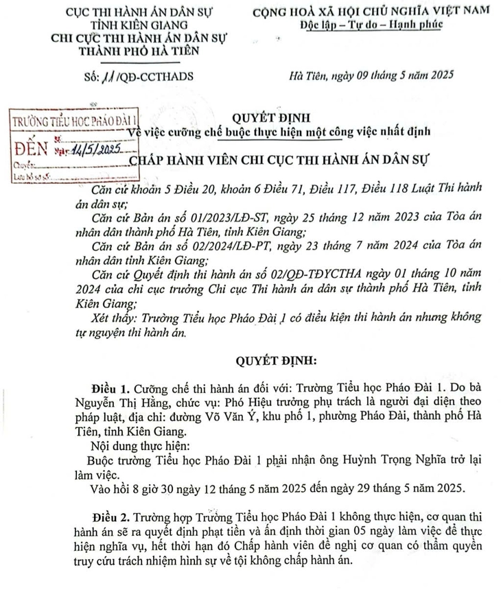 Bị cưỡng chế nhận lại bảo vệ, trường kêu cứu - Ảnh 2.