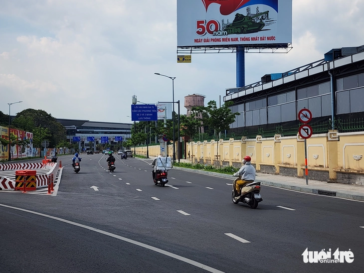 Cứ hai phút có hàng chục xe máy chạy 'lố' vào đường cấm, đoạn trước nhà ga T3 sân bay Tân Sơn Nhất - Ảnh 3.