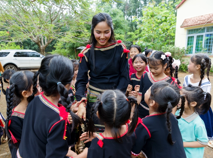 H'Hen Niê tặng thư viện cho trẻ em dân tộc Ê Đê ở quê nhà - Ảnh 1. H'Hen Niê - Ảnh 1.
