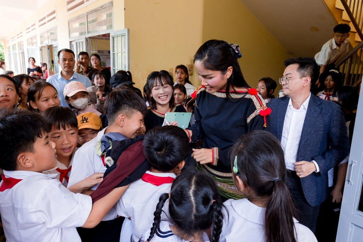 H'Hen Niê tặng thư viện cho trẻ em dân tộc Ê Đê ở quê nhà - Ảnh 4. H'Hen Niê - Ảnh 4.
