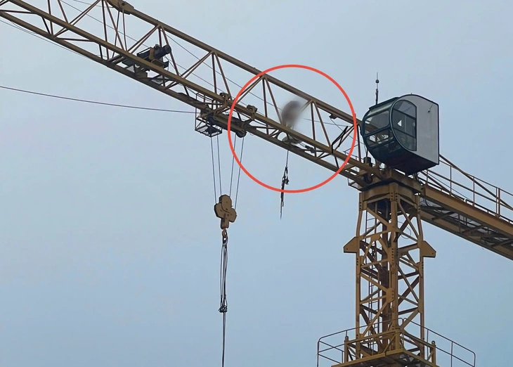 Người đàn ông không mặc quần áo leo lên cần cẩu công trình cao hàng chục mét ở Bình Dương - Ảnh 1. Người đàn ông không mặc quần áo leo lên cần cẩu công trình cao hàng chục mét ở Bình Dương - Ảnh 1.