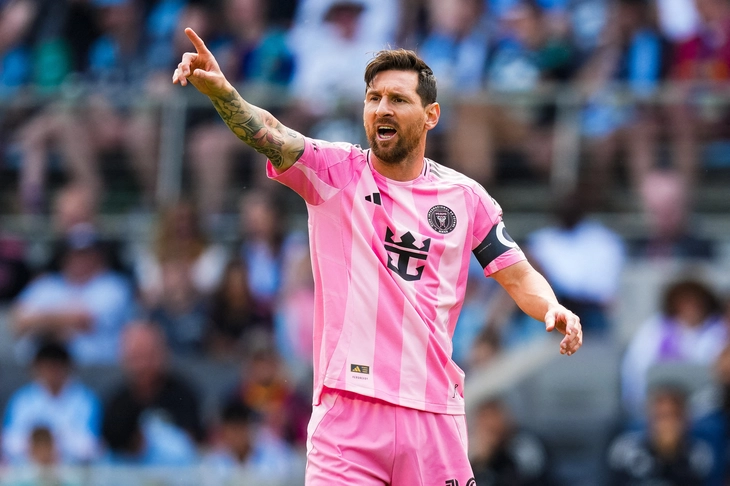 Hiện thực phũ phàng của Messi và Ronaldo - Ảnh 1. Messi - Ảnh 1.