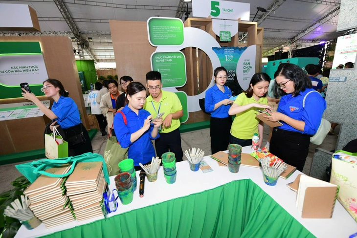Người tiêu dùng trẻ thúc đẩy doanh nghiệp chuyển đổi xanh - Ảnh 2.