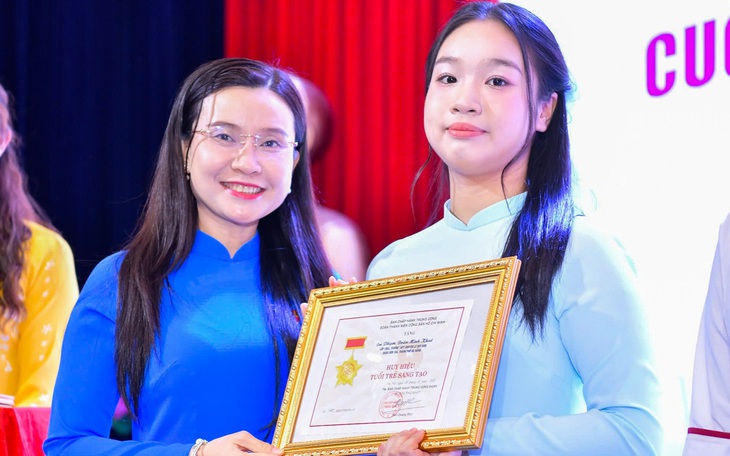 Từ tự ti tiếng Anh đến phiên dịch cuộc thi sắc đẹp quốc tế - Ảnh 3.