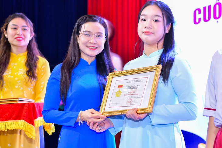 Nữ sinh 16 tuổi giành giải nhất viết thư UPU lấy cảm hứng từ tình yêu biển, phim Avatar, Titanic Nữ sinh 16 tuổi giành giải nhất viết thư UPU lấy cảm hứng từ tình yêu biển, phim Avatar, Titanic