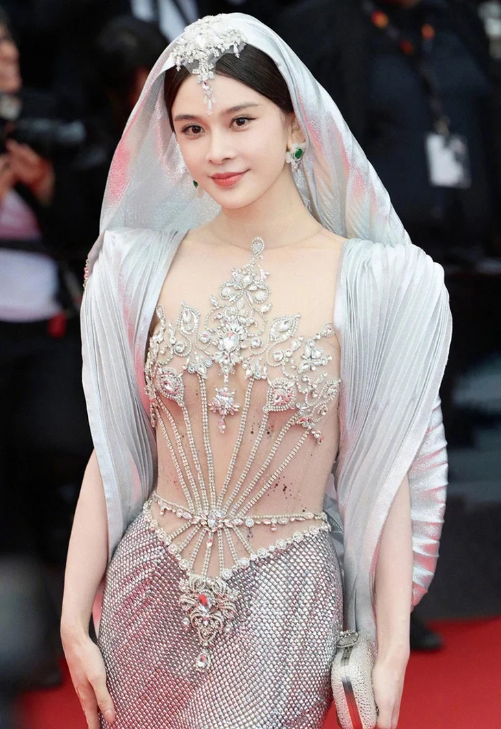 Loạt mỹ nhân phớt lờ lệnh cấm, ăn mặc hở bạo trên thảm đỏ Cannes - Ảnh 1.
