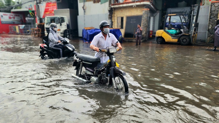 Trời nắng nóng, mây dông vẫn âm ỉ hình thành ở TP.HCM Trời nắng nóng, mây dông vẫn âm ỉ hình thành ở TP.HCM