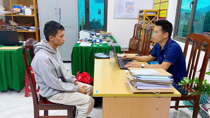 Khởi tố thanh niên dùng tài khoản ảo dụ dỗ học sinh khiêu dâm - Ảnh 1.