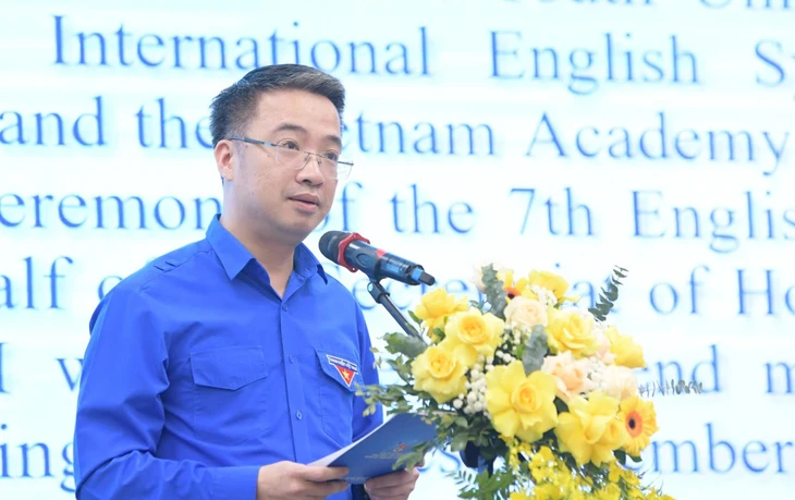 Cán bộ xã vùng cao thi tiếng Anh cùng tiếp viên hàng không - Ảnh 2.