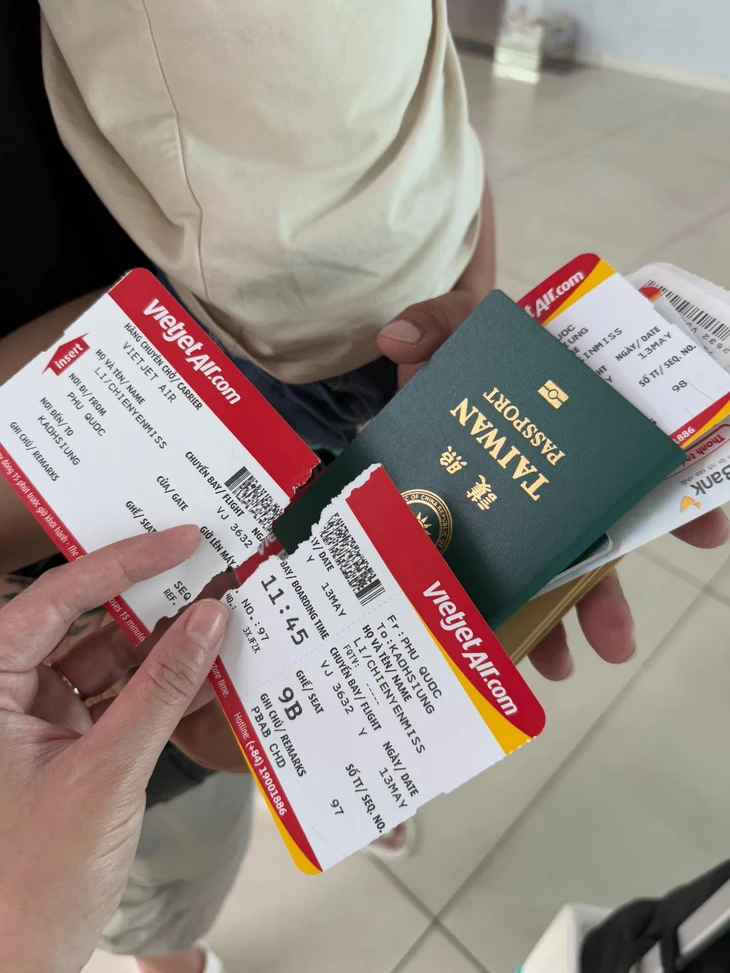 Tranh cãi trên mạng Đài Loan về vụ xé vé máy bay của khách ở Phú Quốc: Tại anh, tại ả - Ảnh 1.