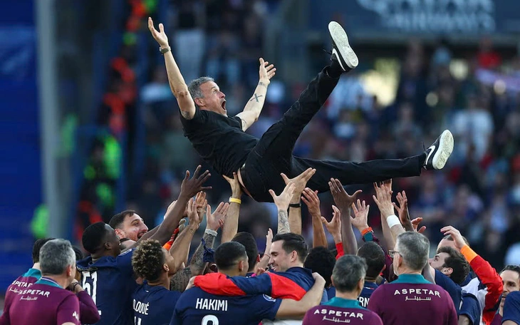 Fan trèo ống thông gió chụp lén áo đấu mới của Arsenal - Ảnh 3.