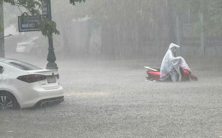 Tuyên Quang, Bắc Kạn đang mưa to, cảnh báo lũ quét, sạt lở đất - Ảnh 4.