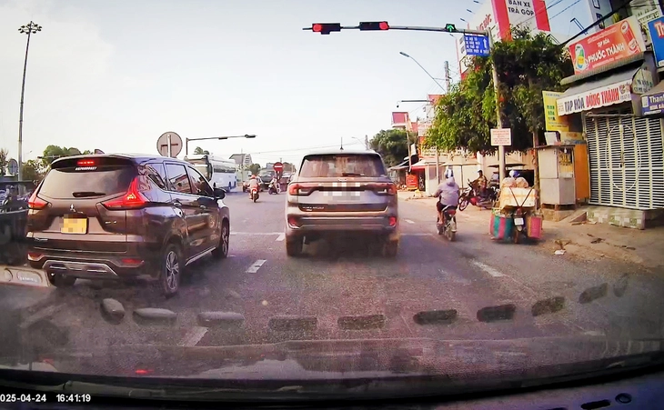 Người dân quay clip xe ô tô vượt đèn đỏ, tài xế bị phạt 19 triệu đồng - Ảnh 1. vượt đèn đỏ - Ảnh 1.
