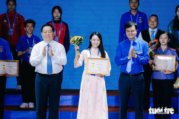 Ca sĩ Hòa Minzy, rapper Double2T được tuyên dương Thanh niên tiên tiến làm theo lời Bác - Ảnh 10. thanh niên tiên tiến - Ảnh 9.