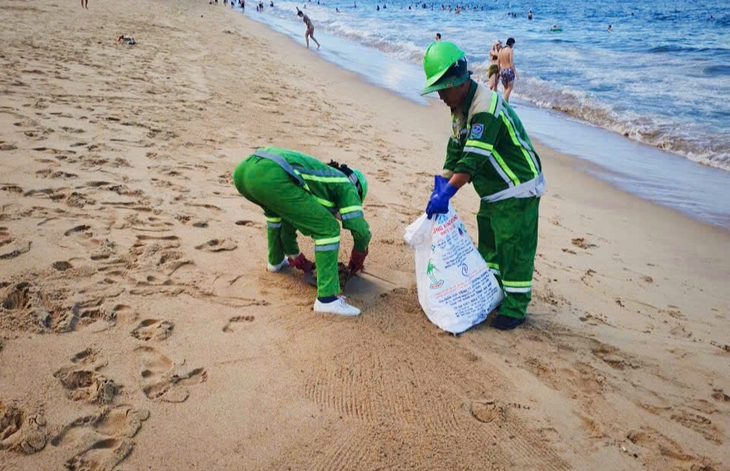 Biển Nha Trang lại xuất hiện dầu vón cục dính vào người du khách tắm biển - Ảnh 3. Nha Trang - Ảnh 3.