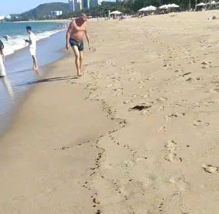 Biển Nha Trang lại xuất hiện dầu vón cục dính vào người du khách tắm biển - Ảnh 2. Biển Nha Trang lại xuất hiện dầu vón cục dính vào người du khách - Ảnh 2.