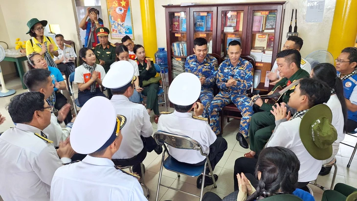 Vượt 2.000 hải lý đến thăm Trường Sa - Ảnh 14.