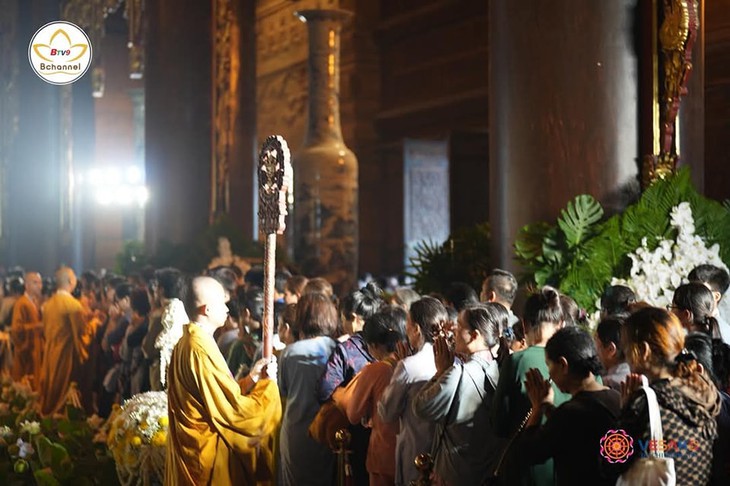 Hàng trăm ngàn người về chùa Tam Chúc chiêm bái xá lợi Phật trong ngày đầu tiên - Ảnh 3. xá lợi - Ảnh 3.