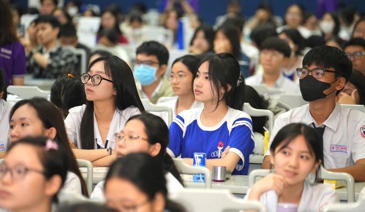 Học trò thích thú trải nghiệm một ngày làm sinh viên luật - Ảnh 4.
