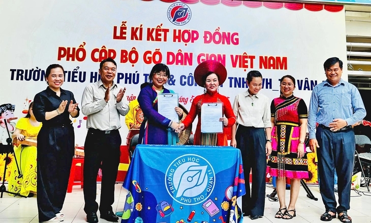 Nghệ sĩ đứng lớp dạy nghệ thuật, trò mê mẩn - Ảnh 1. nghệ sĩ - Ảnh 1.