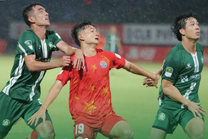 Công Phượng mờ nhạt trong ngày HLV Kim Sang Sik dự khán - Ảnh 1.