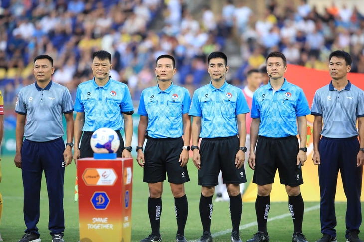 CLB Hà Nội muốn làm rõ vụ trọng tài làm trái điều lệ V-League - Ảnh 3. CLB Hà Nội - Ảnh 1.