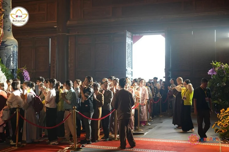 Hàng trăm ngàn người về chùa Tam Chúc chiêm bái xá lợi Phật trong ngày đầu tiên - Ảnh 4. Hàng chục ngàn người về chùa Tam Chúc chiêm bái xá lợi Phật trong ngày đầu tiên - Ảnh 4.
