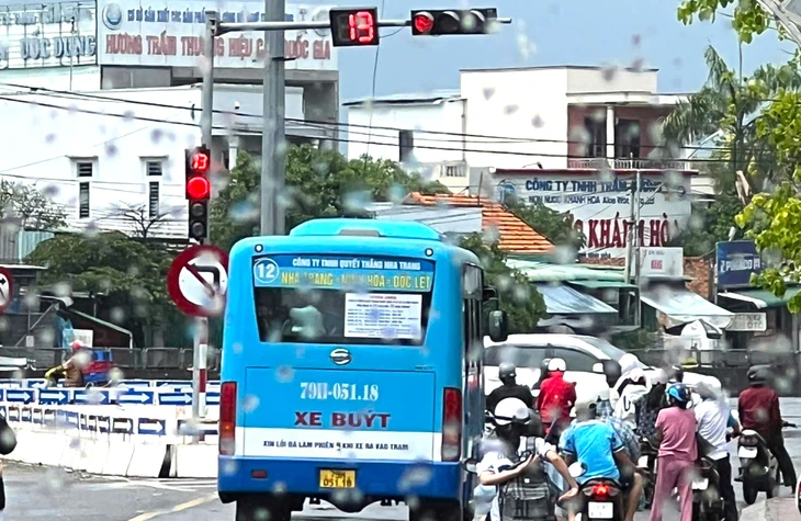 Lắp bộ tín hiệu đếm lùi trên quốc lộ 1, tài xế hết cảnh nhấp nhổm sợ bị phạt - Ảnh 1. đếm lùi - Ảnh 1.
