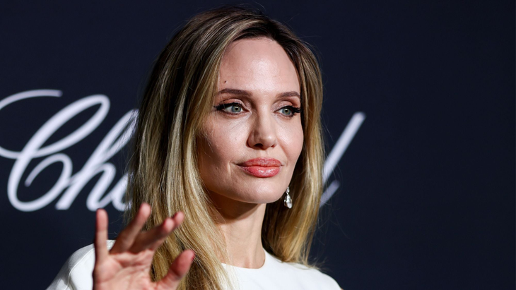 Angelina Jolie tưởng nhớ các nghệ sĩ mất vì chiến tranh; Lý Hùng đóng phim truyền hình sau 10 năm - Ảnh 1. Angelina Jolie tưởng nhớ các nghệ sĩ mất vì chiến tranh; Tom Cruise bác tin giải nghệ - Ảnh 1.