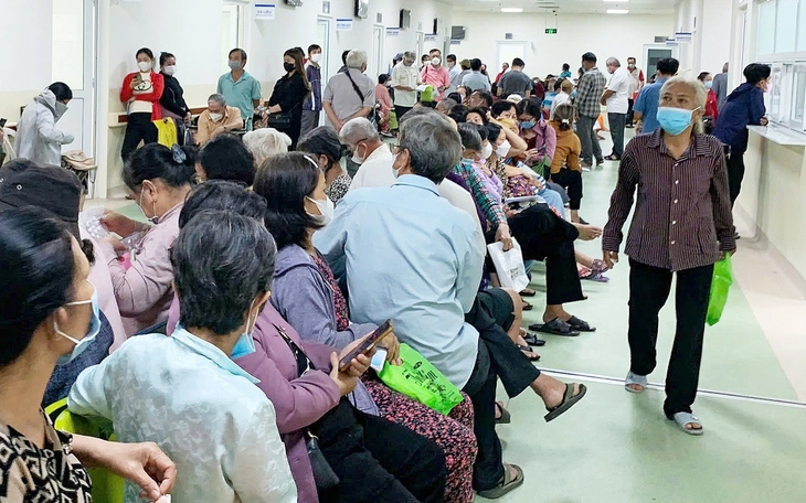 Ngai vàng triều Nguyễn bị khách bẻ gãy; Mưa, nhà ga T3 sân bay Tân Sơn Nhất lại dột - Ảnh 3.