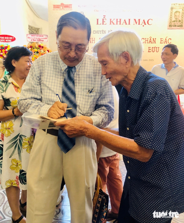 Lần đầu công bố hình ảnh quý về Chủ tịch Hồ Chí Minh trên tem và bưu ảnh - Ảnh 2. Lần đầu công bố nhiều hình ảnh quý về Chủ tịch Hồ Chí Minh trên tem và bưu ảnh - Ảnh 2.