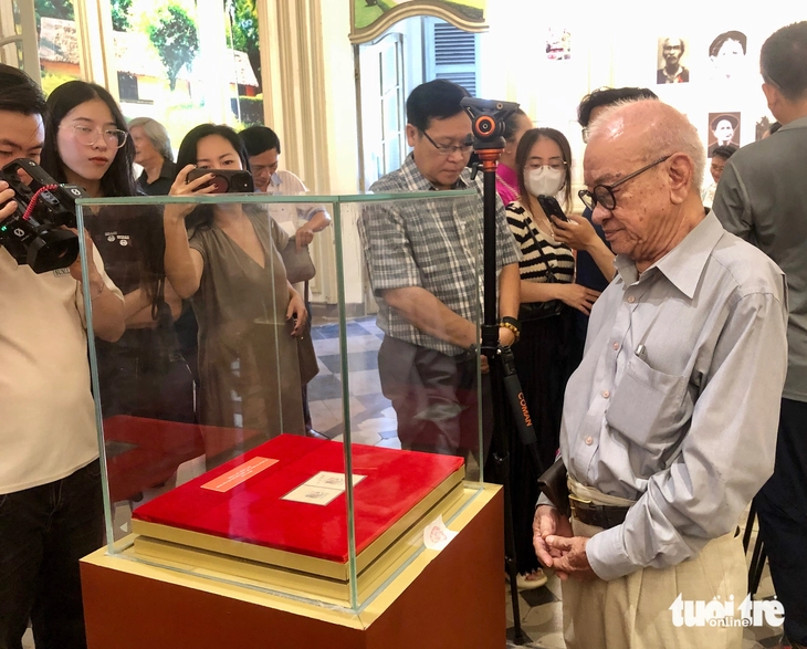 Lần đầu công bố hình ảnh quý về Chủ tịch Hồ Chí Minh trên tem và bưu ảnh - Ảnh 3. Lần đầu công bố nhiều hình ảnh quý về Chủ tịch Hồ Chí Minh trên tem và bưu ảnh - Ảnh 3.