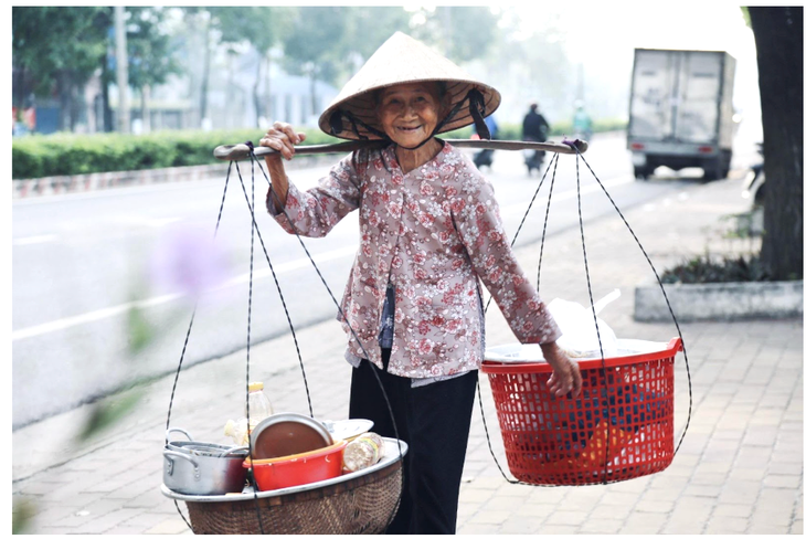 Nghệ sĩ Trịnh Kim Chi, trưởng thôn làng Nủ, ngoại Sáu bán bánh mì là tấm gương bình dị mà cao quý - Ảnh 2. tấm gương bình dị mà cao quý - Ảnh 2.