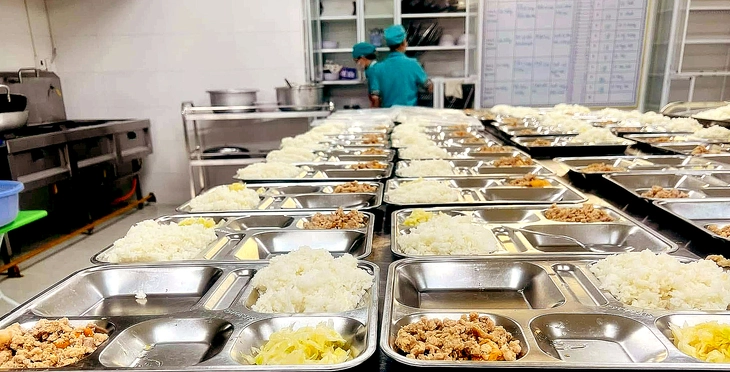 Chủ tịch Quảng Bình chỉ đạo khẩn vụ bữa ăn bán trú bị đánh thuế 2 lần - Ảnh 1.